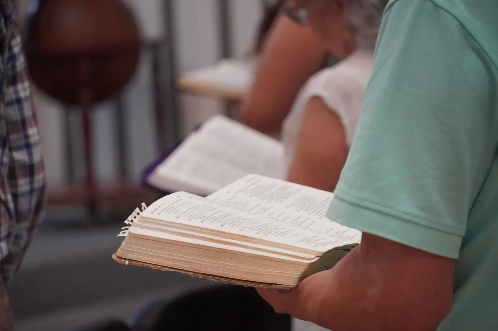 Una persona sigue la lectura en su Biblia