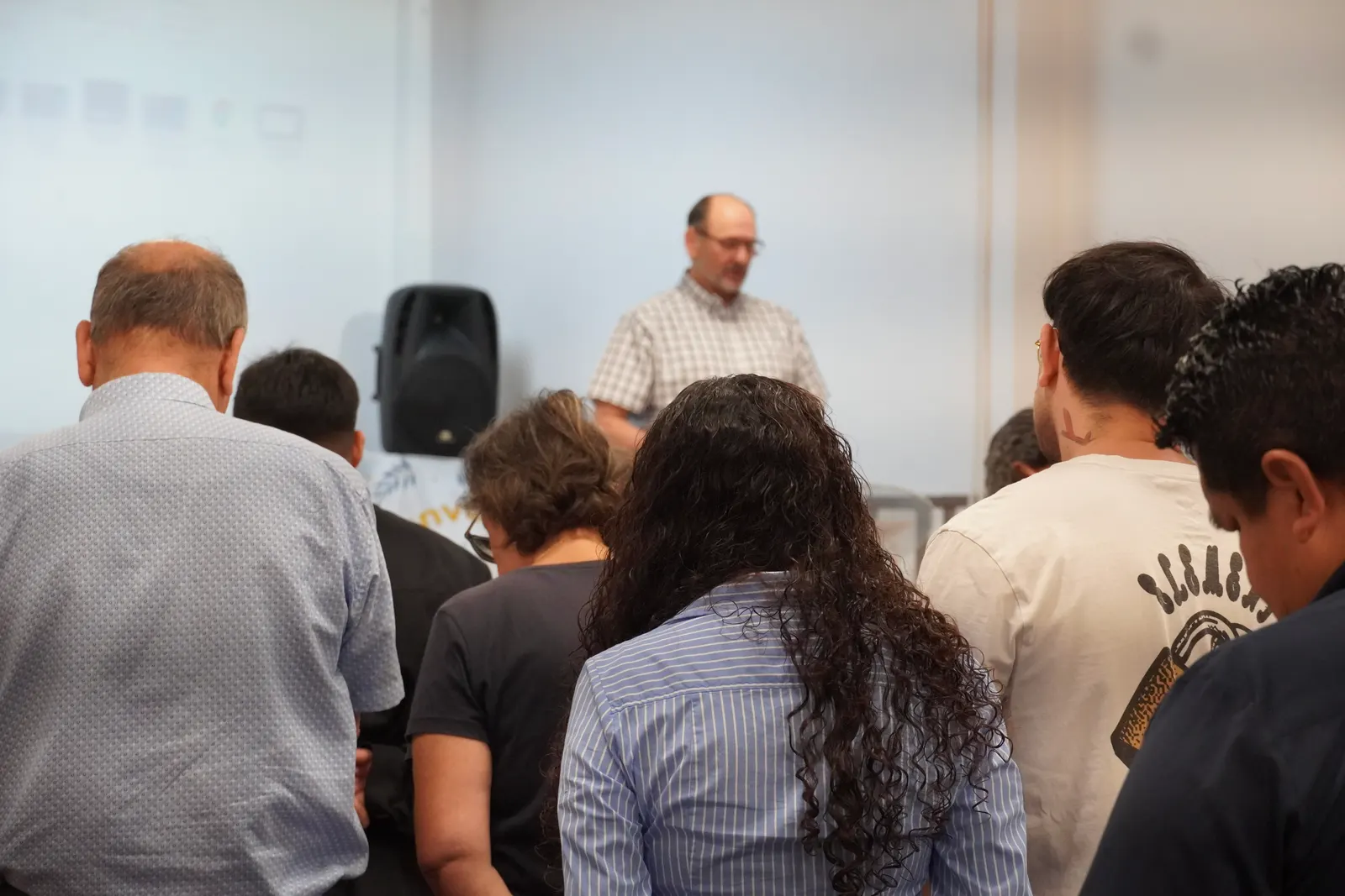 La congregación escucha la predicación en el culto
