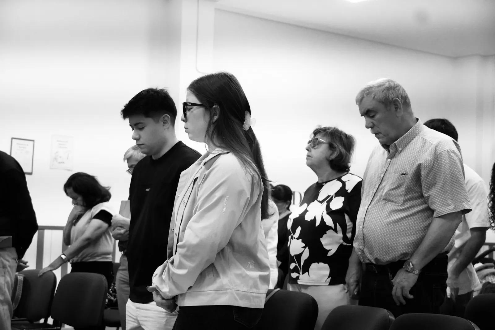 Hermanos conversan de pie después del culto