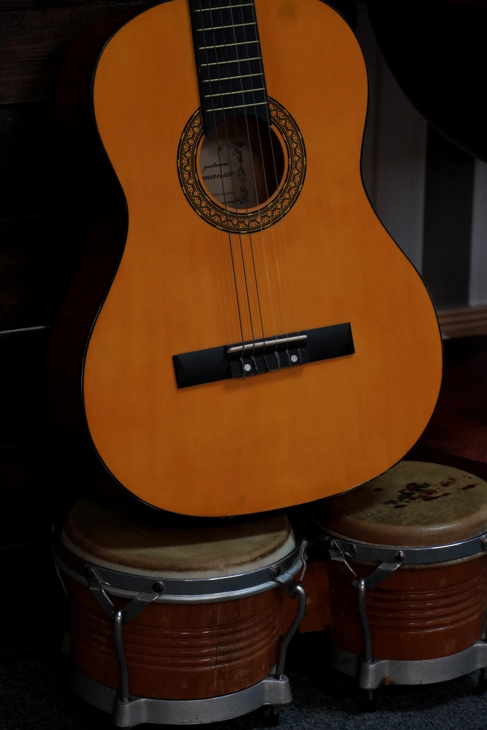 Una guitarra apoyada antes de la alabanza