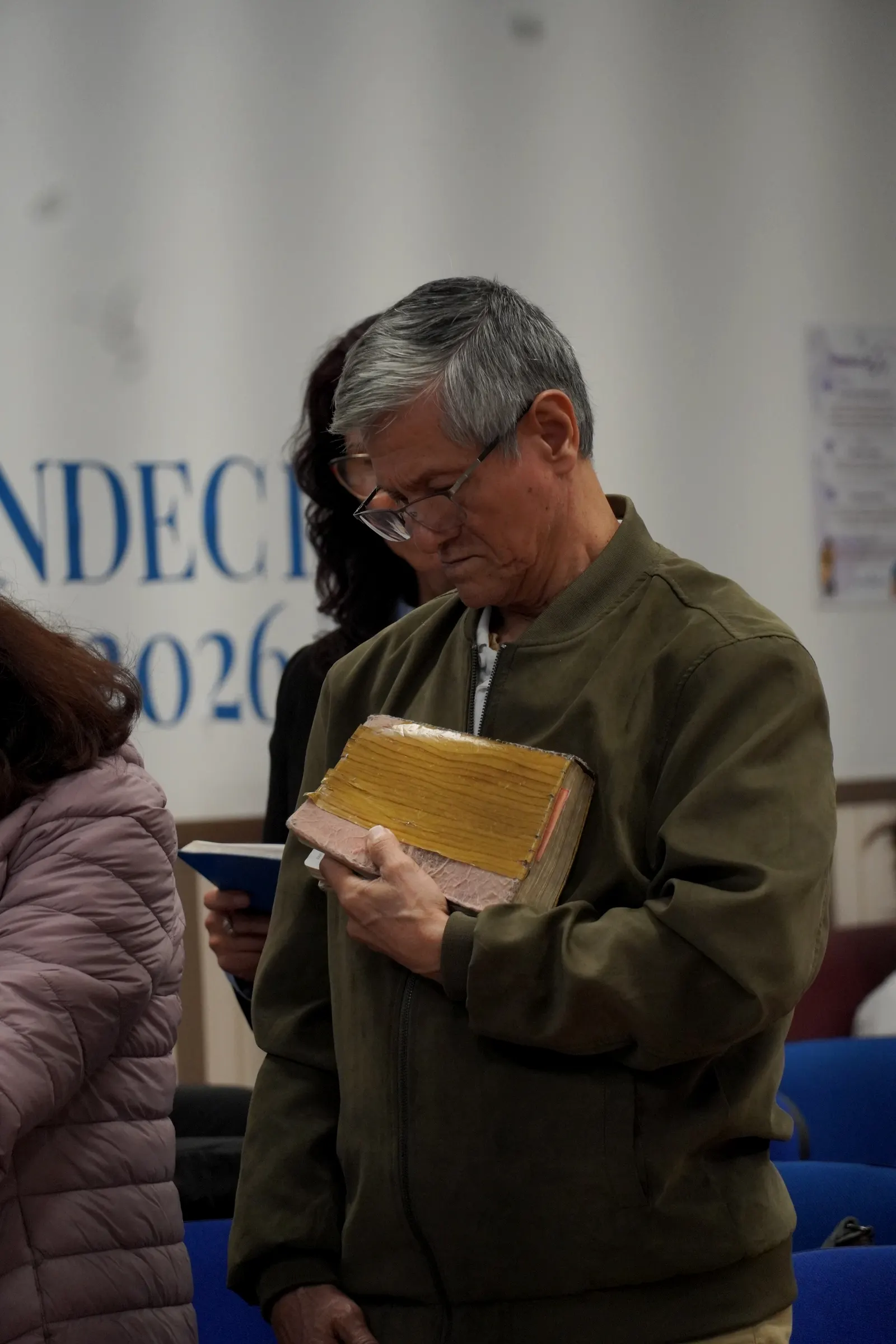 Un hermano mayor con su Biblia en las manos