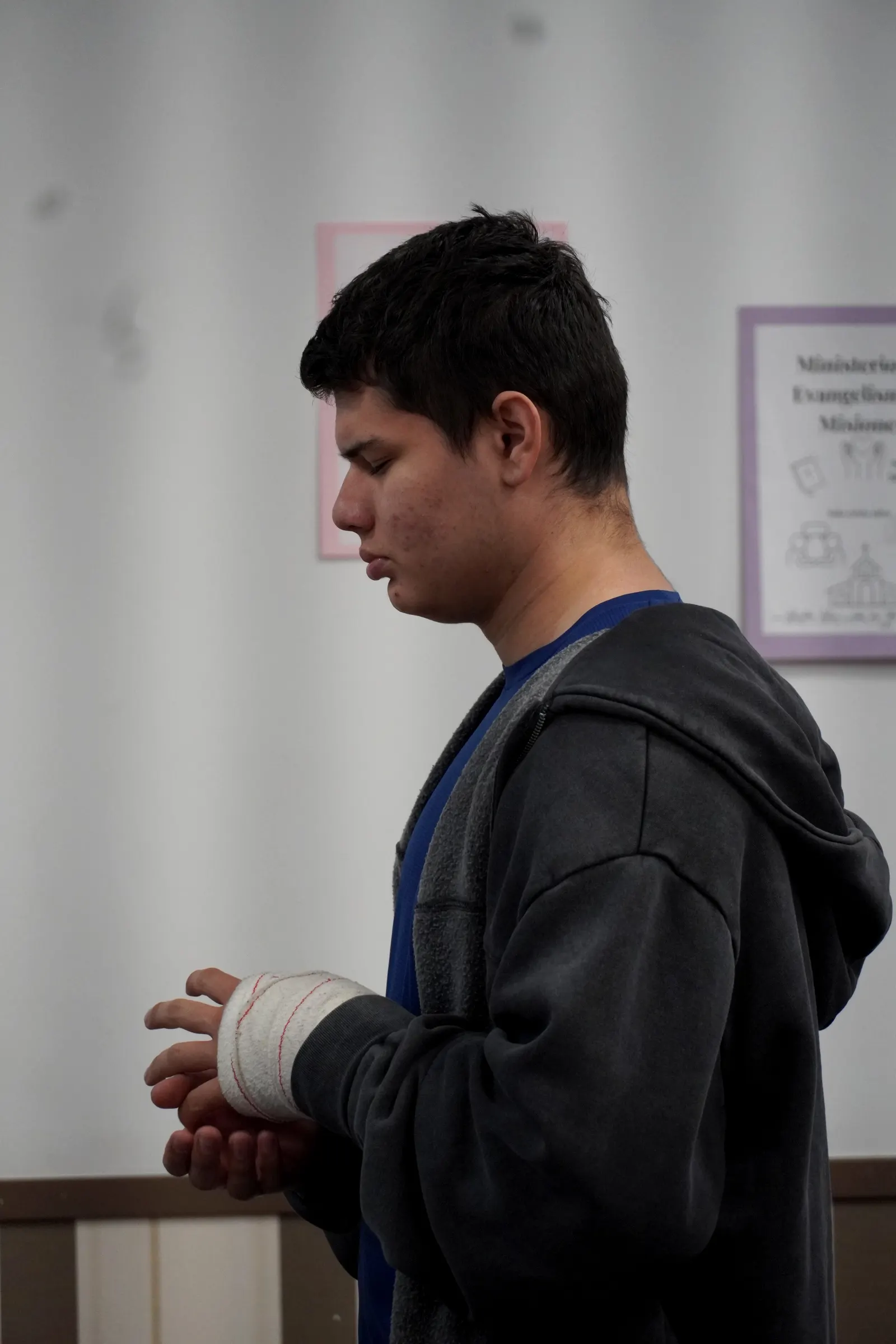 Un joven ora en silencio
