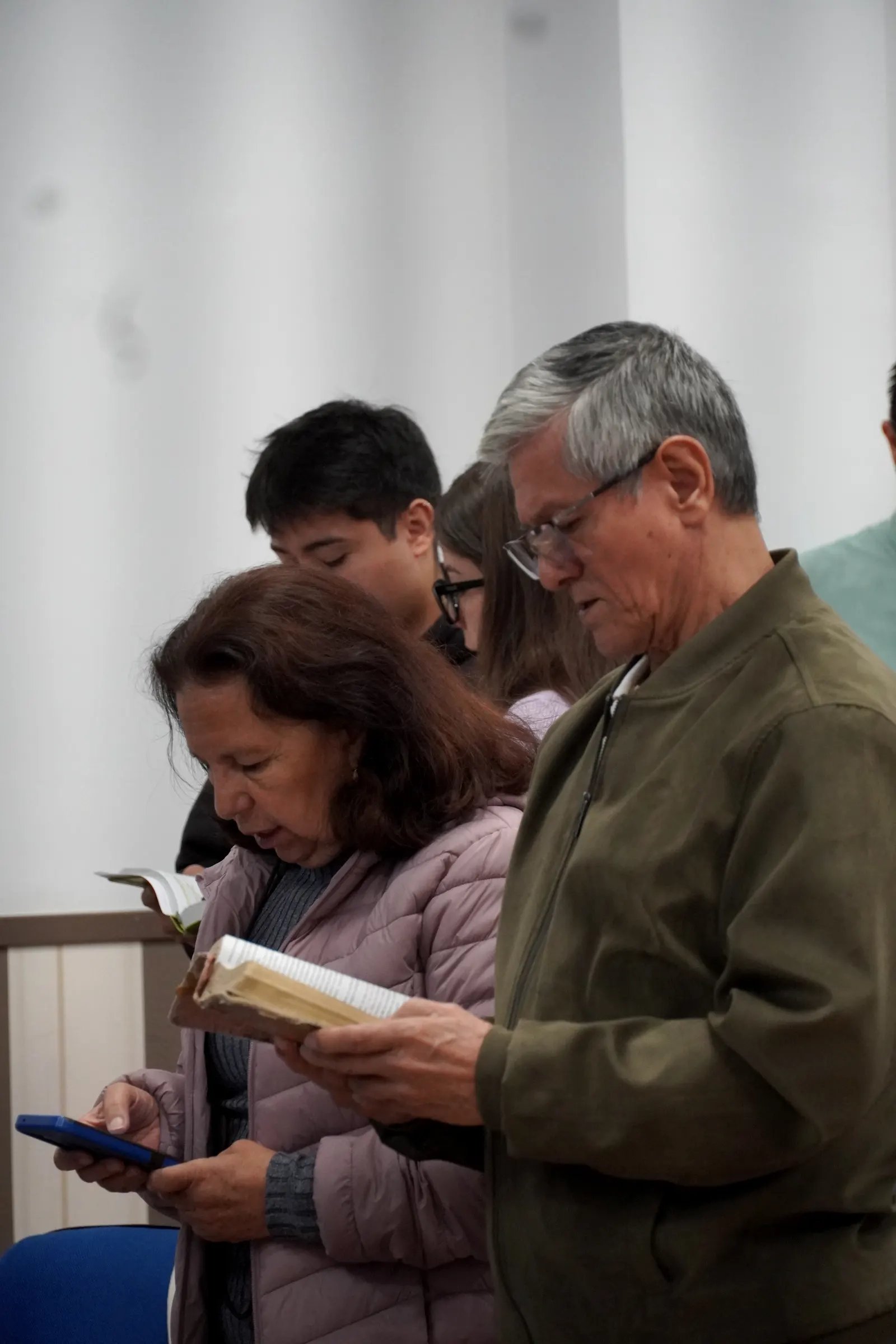 Hermanos mayores siguen la lectura bíblica