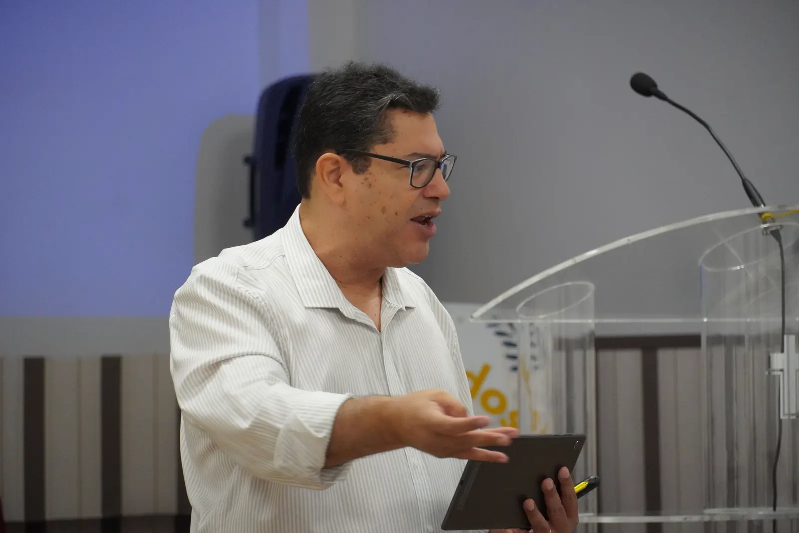 Un predicador habla con la Biblia en la mano