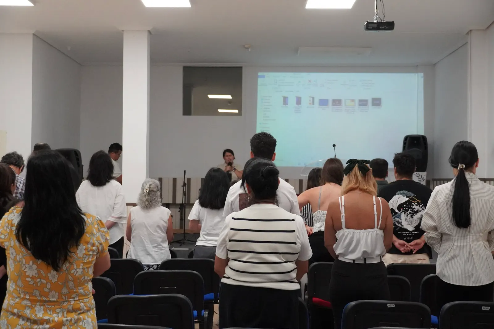 La sala de IBIL durante un culto, con la congregación sentada