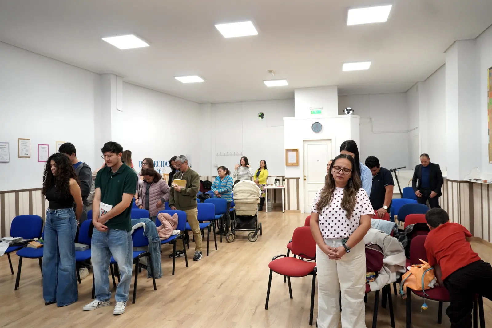 La sala de IBIL, luminosa, con la congregación antes del culto