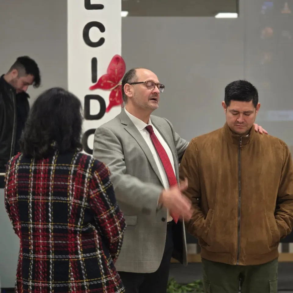Un hermano saluda a otros a la entrada del culto